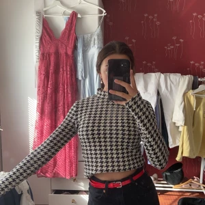 Långärmad tröja - En jättefin långärmad tröja med ett coolt mönster från Gina tricot💓 Har använt två gånger så väldigt bra skick! (Nypris 200kr)💕 Köparen står för frakt