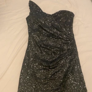 Glittrig svart klänning - I mycket gott skick. 