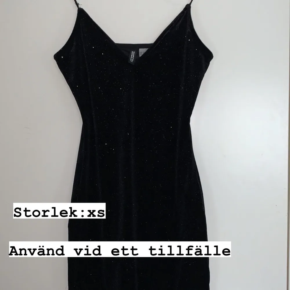 Fin svart tajt klänning. Använd vid ett tillfälle.✨✨framhäver figur.  (ni står för fraktkostnaden) ✨✨✨. Klänningar.