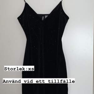 Fin svart tajt klänning. Använd vid ett tillfälle.✨✨framhäver figur.  (ni står för fraktkostnaden) ✨✨✨