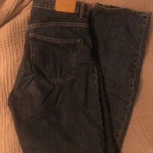 monki ikmo jeans - mörkblåa straight leg jeans från monki i modellen ikmo! använda fåtal gånger så i väldigt fint skick 🌿 storlek 28