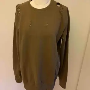 Brun sweatshirt med slitna detaljer! 
