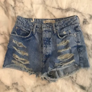 Bershka jeans shorts - För små på mig men riktigt fin sommar färg på jeansen.