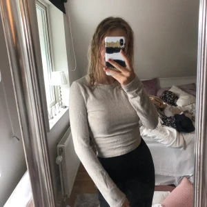 Tre st sköna långärmade tröjor - Tre stycken sköna långärmade tröjor. En i beige, en i grå och en i ”orm” färgad. Alla är likadana och från zara. Jag säljer alla 3 tillsammans för 150 kr men om man bara vill ha 1 så 50 kr.