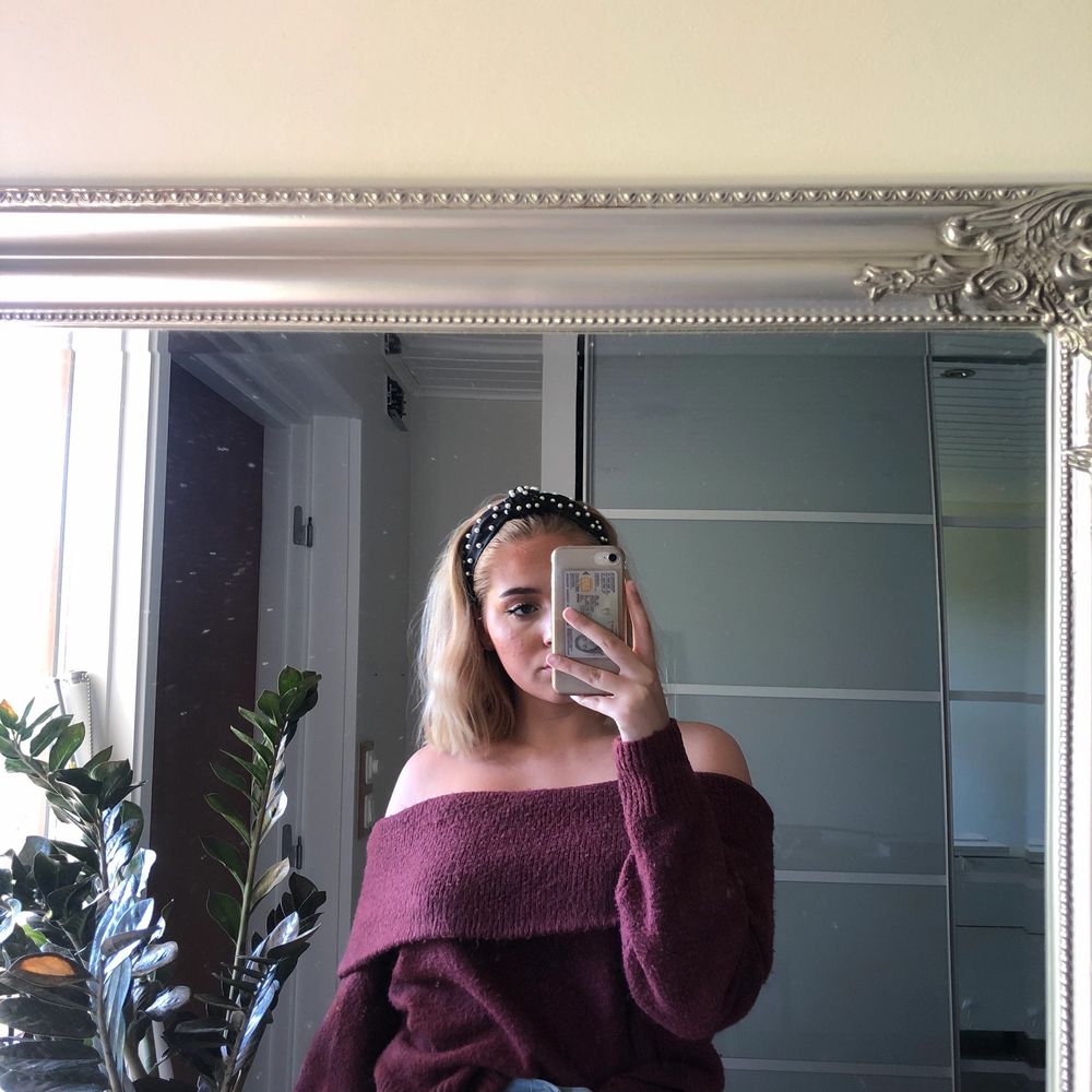 Säljer en stickad off-shoulder tröja ifrån H&M. Använd ett antal gånger men fortfarande i väldigt bra skick. Köpt för 250 kr och säljer nu för 100. Väldigt mysig och perfekt till hösten! Kan mötas upp i Stockholm, annars står köparen för frakt.. Stickat.