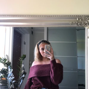 Stickad tröja från H&M - Säljer en stickad off-shoulder tröja ifrån H&M. Använd ett antal gånger men fortfarande i väldigt bra skick. Köpt för 250 kr och säljer nu för 50. Väldigt mysig och perfekt till hösten! Kan mötas upp i Stockholm, annars står köparen för frakt.