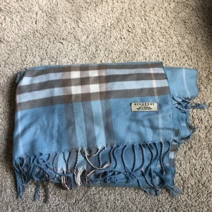 Äkta Burberry halsduk - Använd 2 gånger och är i bra skick förutom att den har 2 fläckar jag inte vet vad det är 🦋 frakt till kommer på 49 kr 🦋