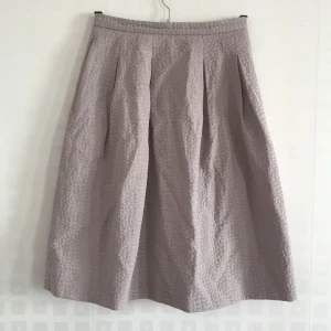 Knälång kjol HM 36 - Ljuvlig kjol från HM i fin puderrosa färg. Snygg året runt! Köparen står för frakten