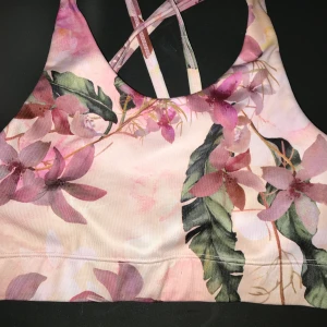 Sport bh - Jätte fin sport bh💞använd fåtal gånger💞nyskick💞kontakta för mer information💞