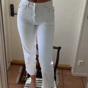 ASOS jeans  - Strl 36 från ASOS, jag är 176 lång. Fransar längs ner, se bild 🤍