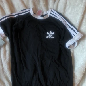Adidas t - shirt - En äkta Adidaströja i storlek S. Endast använd 3-4 gånger.