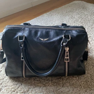 Jätte fin Zadig väska  - Intresekoll på min stora fina Zadig väska. Den har lite slitage här o där men de syns ej om man inte kollar riktigt noga. Jätte fin och praktisk man får ner mycket grejer!! Säljer endast vid bra bud! Eller ett pris vi kommit överens om som funkar för båda