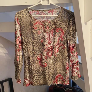 Supersöt tröja  -  Storlek: S Pris:  120kr Frakt: 44kr Hör av dig om du är intresserad💖💖 