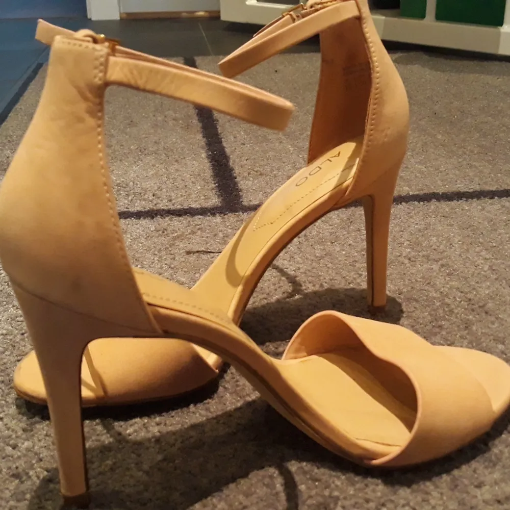 Second hand's shoes, suitable for a dates, office catwalk and dancing in the club, peach color. Original price 50€. Skor.