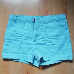 KappAhl Jeans-shorts (stretch) strl. 36 - Ett par ljusblåa jeans-shorts som passar utmärkt till sommaren. De är använda 2 gånger och självklart tvättade. Har knapp, dragkedja och möjlighet till skärp, samt fickor bak och fram. 76% Bomull, 2% Elastan och 22% Polyester. Pris + inkl. frakt. 