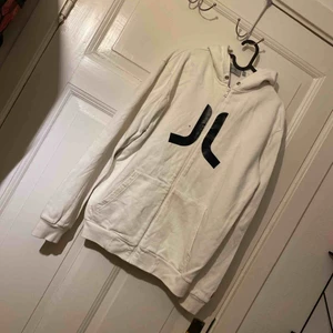  - Vit tjocktröja i storlek M, den är lite oversize, så passar en L utmärkt.  Finns i malmö, stryker innan den blir köpt. 