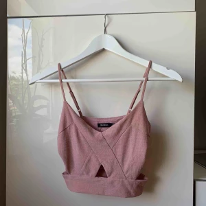  - Gammelrosa top med reglerbara axelband & utskärningar vid sidorna. Köpt från bershka i storlek xs. Frakt ingår!