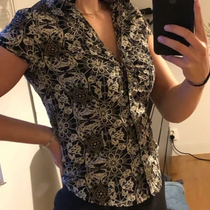 Kortärmad Skjorta - Superfin skjorta från Esprit. Köpt secondhand men aldrig använd av mig. Säljer pga att de inte elr är min stil.