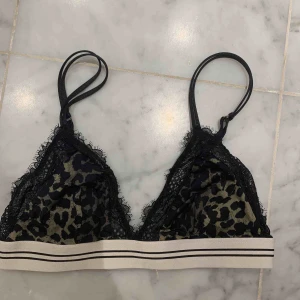  - En bralette i leomönster och spets, jätteskön att ha på sig! Har tyvärr klippt av lappen men skulle tro att storleken va en S eller M 🦋
