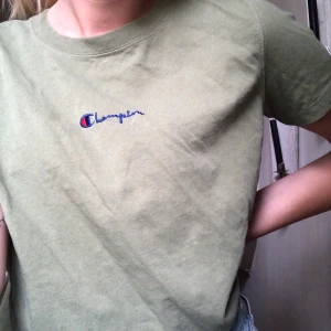 Grön t-shirt från champion  - En jättesnygg t-shirt från champion i en grönaktig färg, köparen står för frakten🧚🏻‍♂️🧚🏻‍♂️🧚🏻‍♂️