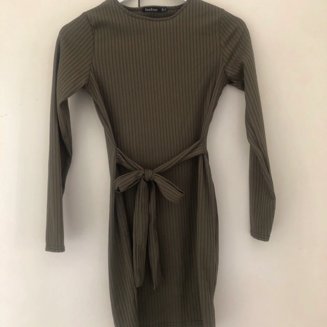 Klänning med knytband