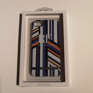 Mobilskal iPhone 7 - Mobilskal från Richmond & Finch helt oanvänt och oöppnad förpackning. Passar iPhone 7. Kan mötas i Stockholm eller köpare står för frakt. 