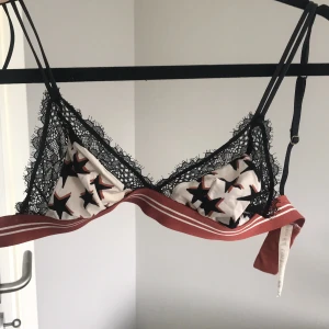Love stories x H&M - Säljer nu denna super söta bralette från love stories kollektion med H&M. Storlek XS. Hade önskat att den fortfarande passade men tyvärr har den blivit för liten och även därför jag säljer den. Buda från 150 kr. Köparen står för frakt! 