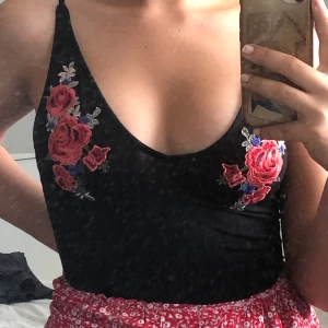 Body - Svart body med broderier. Knappt använd. Storlek S