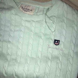 Bondelid tröja  - Skitsnygg färg och tröjan är använd typ 2-3 ggr för nåt år sedan sist, så skicket är riktigt bra 💞 frakten kostar 50 kr