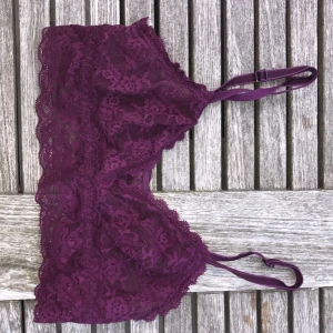 Lila spets BH storlek 34 - Säljer då jag aldrig använt och nu är den för liten. Storlek 34/XS ifrån H&M. Passar A och B kupa skulle jag säga men avgör själva utifrån storlekarna! 💜💜💜 Samma modell som den vita jag publicerat! 