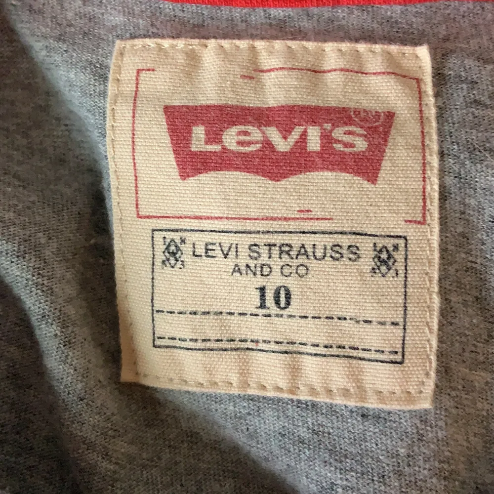 Använd ett fåtal gånger för några år sedan, köptes på piraia 2017. Storlek 10 barnstorlek vilket även passar ungefär xxs/xs. . T-shirts.