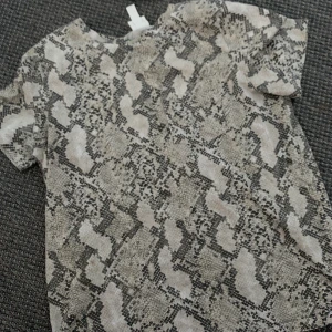 T-shirt - Tshirt storlk: S pris: 120 + frakt (44kr)