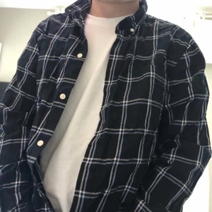 Skjorta från weekday - Köparen står för frakt/möts i gbg. Bra skick.