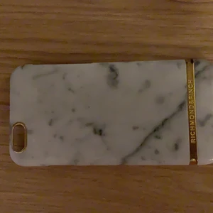 Richmond and Finch iPhone 6 skal - Köpte för ett år sedan, mycket fin skal passar till allt och skyddar telefonen väldigt bra när man tappar den. Köpte den för 299 kr