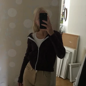 Vinröd zip-up - Säljer denna vinröda hoodien då den sällan kommer till användning :) kontakta vid intresse!💞