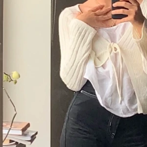 Vit knott kofta - Köpte denna vitavanlij kofta för ca en månad, men den har använts en gång och det är nog på bilden så kände dags att sälja. Skicket är splitternytt. Dma för mer bilder och priset går att diskutera.