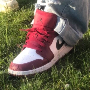 jordans 1  - säljer nu mina fina jordans.  köpta för mindre än en månad sen och är i mycket bra skick! de är dock liite creasade där fram men det är ingen som riktigt syns. priset är 900 +frakt men kan disskureras (kan skicka fler bilder om du är inresserad❤️💘💖💗💕❤️