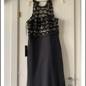 Oanvänd festklänning/balklänning 32-34  - Säljer denna fina bal/festklänning som är oanvänd med prislappen på 