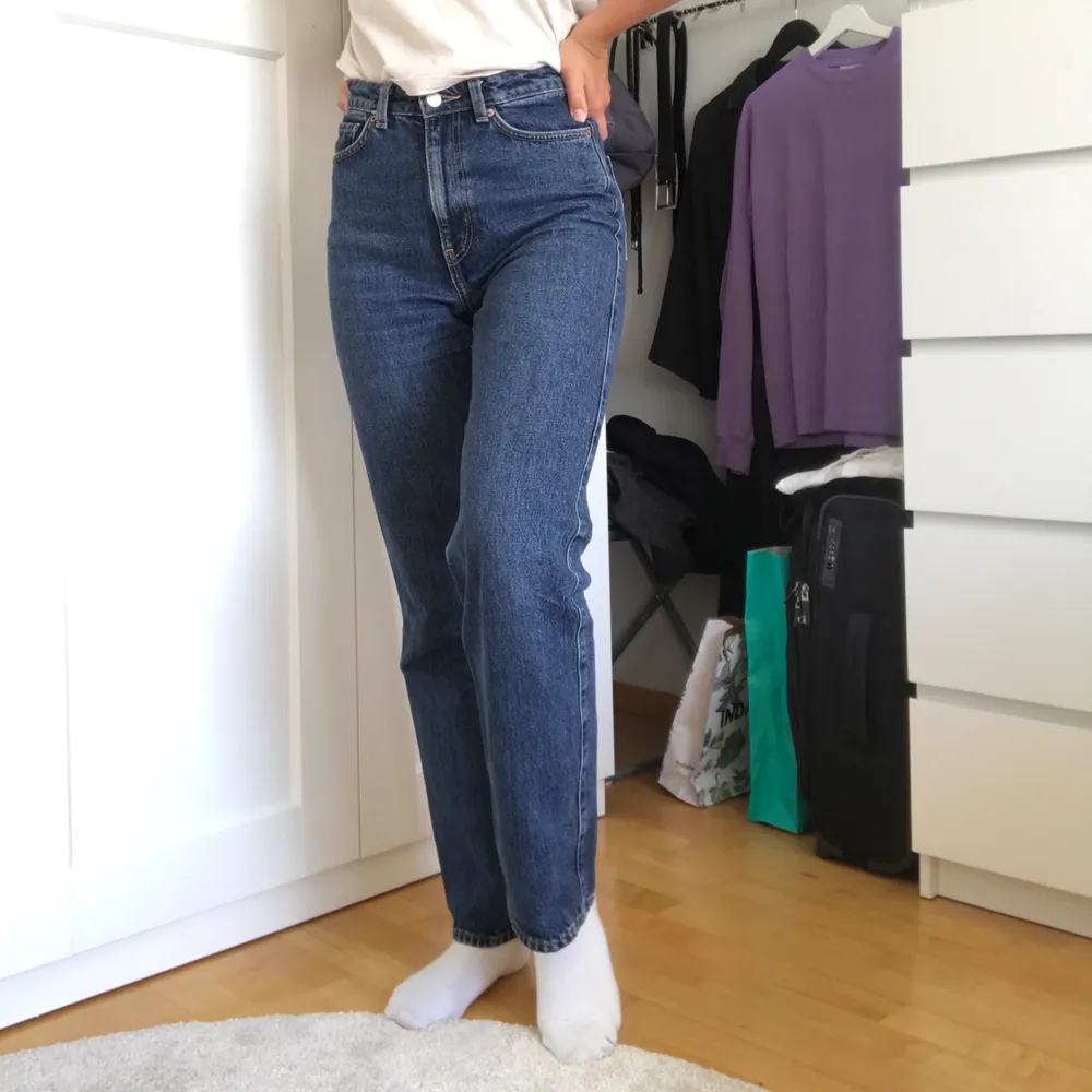 Jeans från weekday i storlek 26/30💕  Frakt tillkommer på 63kr! Är 172cm lång! Kan möts upp i Lund:))💙. Jeans & Byxor.