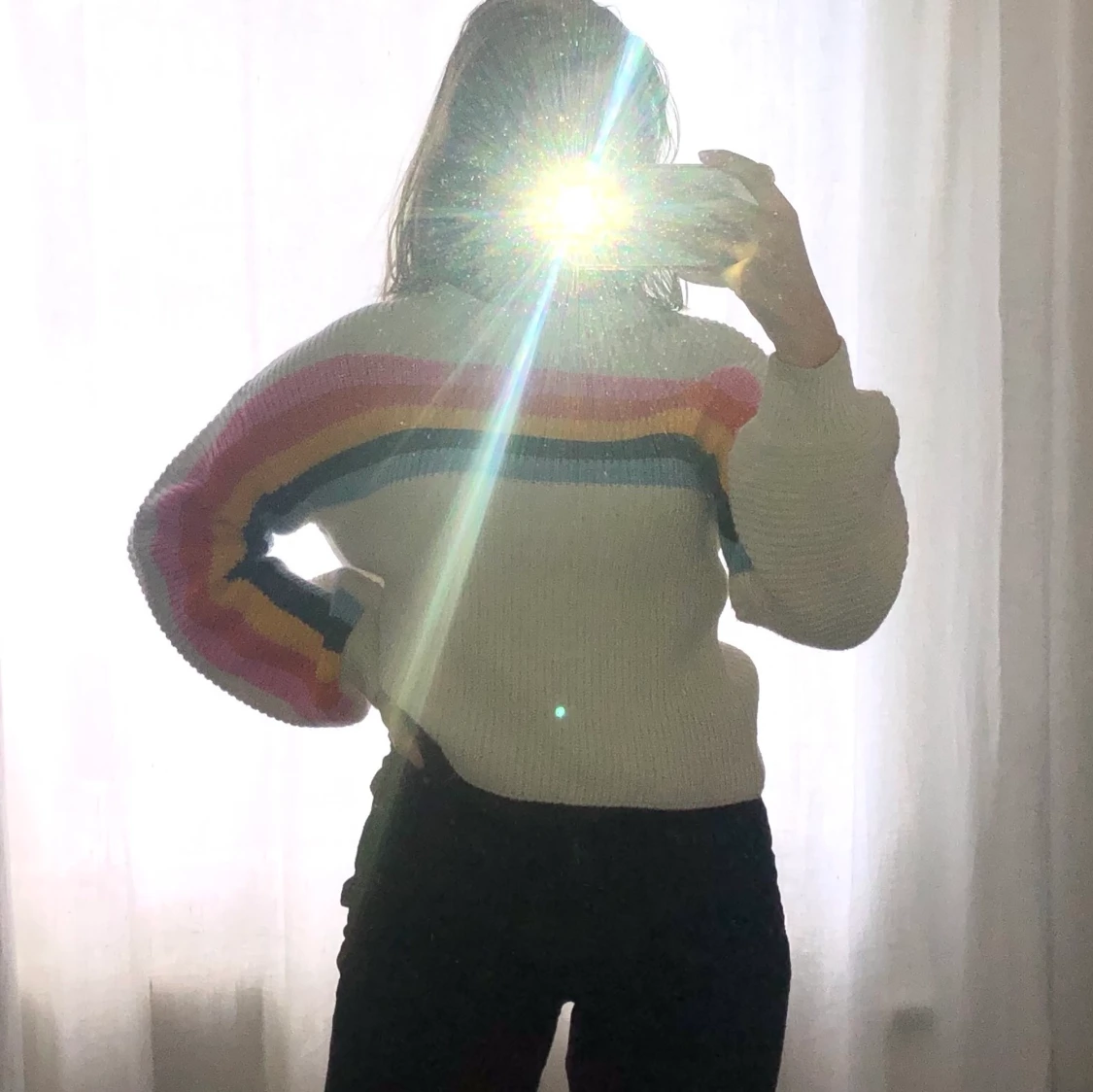 Oversized stickad tröja med regnbåge