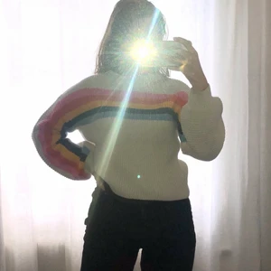 Oversized stickad tröja med regnbåge - I perfekt skick, använd 3 gånger. Storlek xs och bra kvalitet. Köpt på new yorker💛