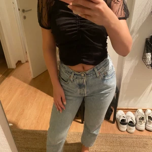 Snygg topp - En snygg topp som fungerar till vardags som till fest. Aldrig använd. Köparen står för frakten (ca 40-50kr).