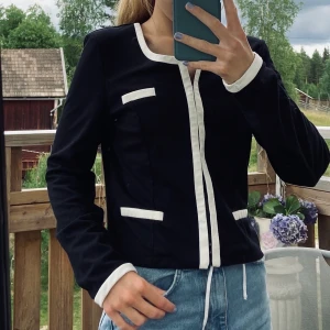 Kavaj/kofta med vita detaljer, stl M - Cool kavaj/kofta med vita detaljer. Skönt material!🤩 Stl. M. Koftan är i fint begagnat skick. Betalning sker vi swish! 80kr+frakt!🥰