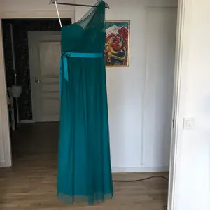Mascara tulle evening gown in forest green. Worn perhaps a handful of times since it was bought in 2015. In excellent condition. Size 36. 