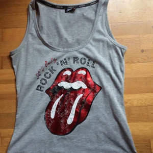 The Rolling Stones linne - Sparsamt använt linne i storlek M. Det slitna på tungan ska vara så :) säljes då det är för litet för mig så i jättefint skick. Priset är inkl vanlig frakt 🌸
