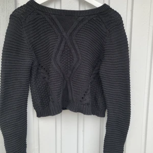 Stickad tröja  - En svart stickad tröja. Använd fåtal gånger, supermysig att slänga på sig. Säljer då jag den inte kommer till användning. 30kr + frakt. 🦋💫