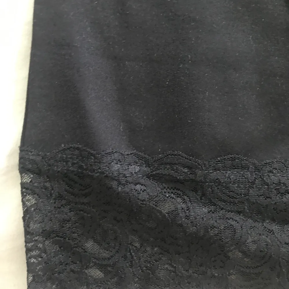 En svart kjol med spets längst ner storlek s. Kjolar.