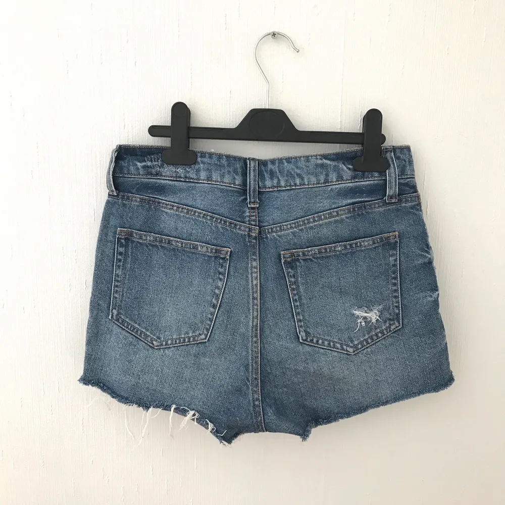 Mörkblå jeansshorts från H&M. Använda ett flertal gånger, men är i gott skick. Säljer pga att de blivit för små.  Storlek: 34    Pris: 75kr + frakt. Shorts.