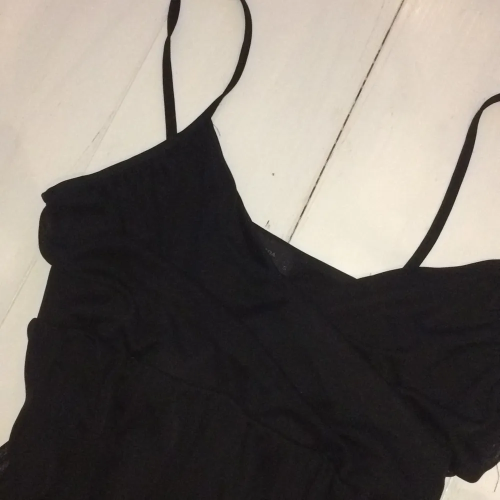 Vero Moda svart klänning 🦋. Klänningar.