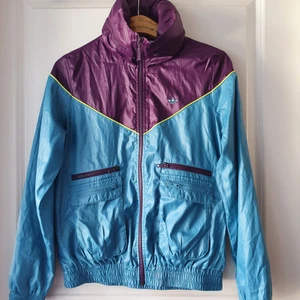 Adidas träningsjacka med tunt foder - Väldigt bra skick, sparsamt använd, köpt på adidas outlet så är ett sample plagg (ingen skillnad men står sample på lappen i). Skickas per post, köparen står för frakten.